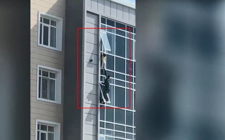 Người đàn ông đu người ngoài cửa sổ tầng 7 chung cư để cứu bé gái